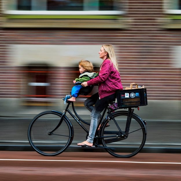 Maman fait les courses avec son enfant en vélo