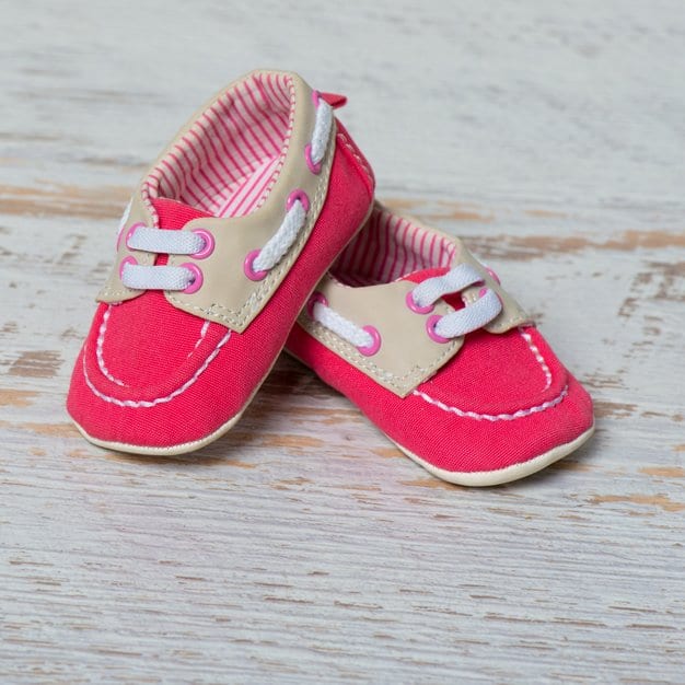 Chaussures rouges pour bébé contre un mur blanc