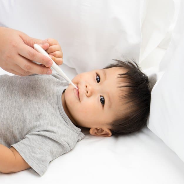 mesurer la température d'un bébé avec un thermomètre oral numérique