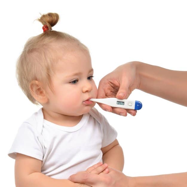 mesurer la température d'un bébé avec un thermomètre oral numérique