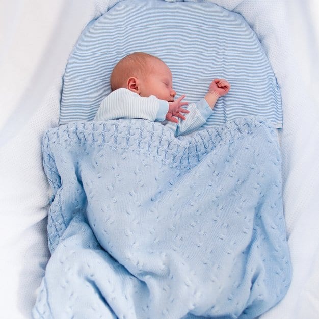 Petit bébé qui dort avec sa couverture bleue