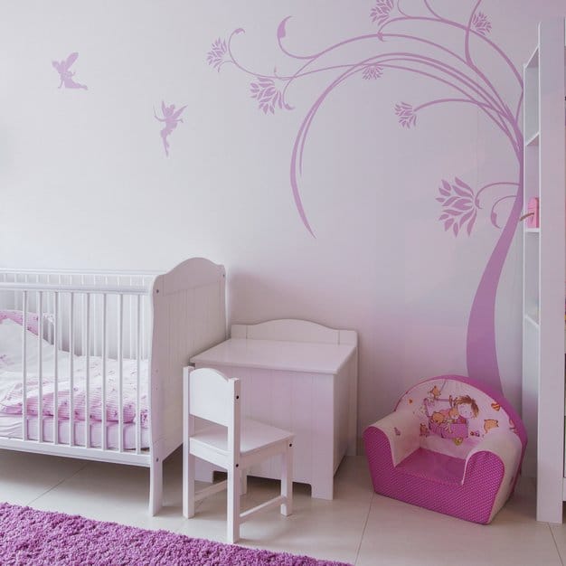 Chambre de fille nouveau née bien décorée en blanc et violet